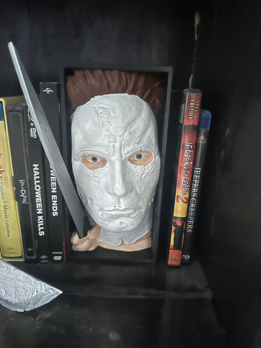 3d printed Michael Myers’s book nook